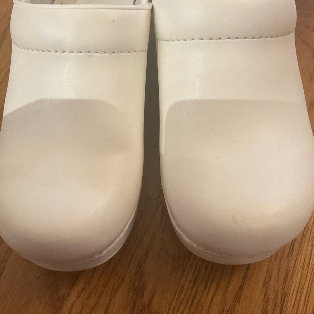 Dansko- Dansko's flagship classic for all-day comfort in white. Size 7/37 - Picture 4 of 8
